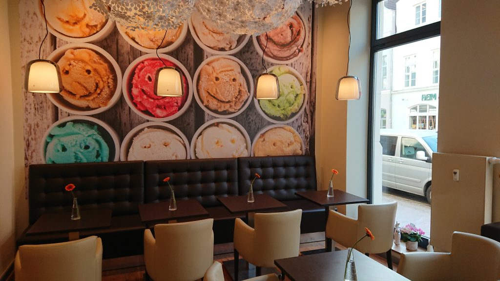 Eiscafé in Wismar mit Stickerprofis Tapete