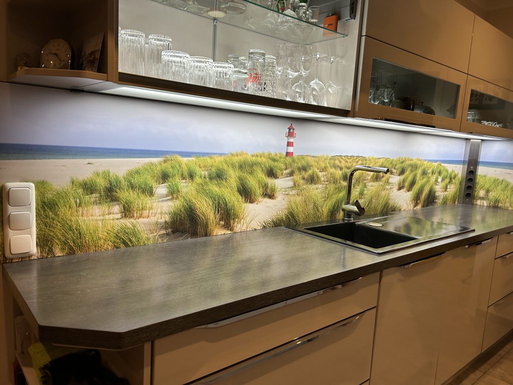 Das Nachherbild derselben Küche mit einem Nordsee-Hintergrund.