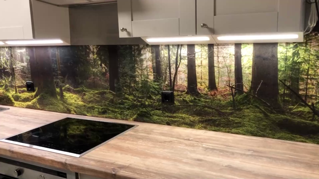 Wenn deine Küchenrückwand nicht an der Wand hält: Dieser Trick funktioniert trotzdem