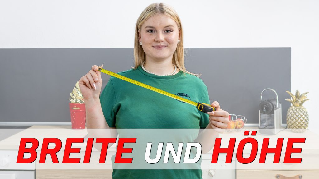 Frau mit Maßband vor Küchenrückwand mit Schriftzug "Breite und Höhe" erklärt verfügbare Größen der Küchenrückwände