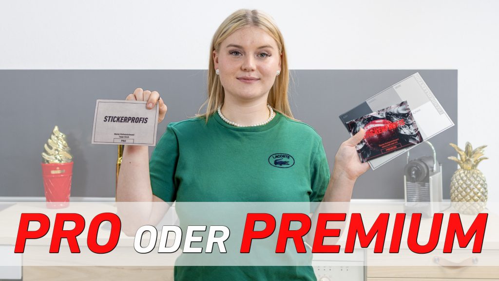 Frau hilft bei der Entscheidung der richtigen Küchenrückwand mit Schriftzug "PRO oder PREMIUM"