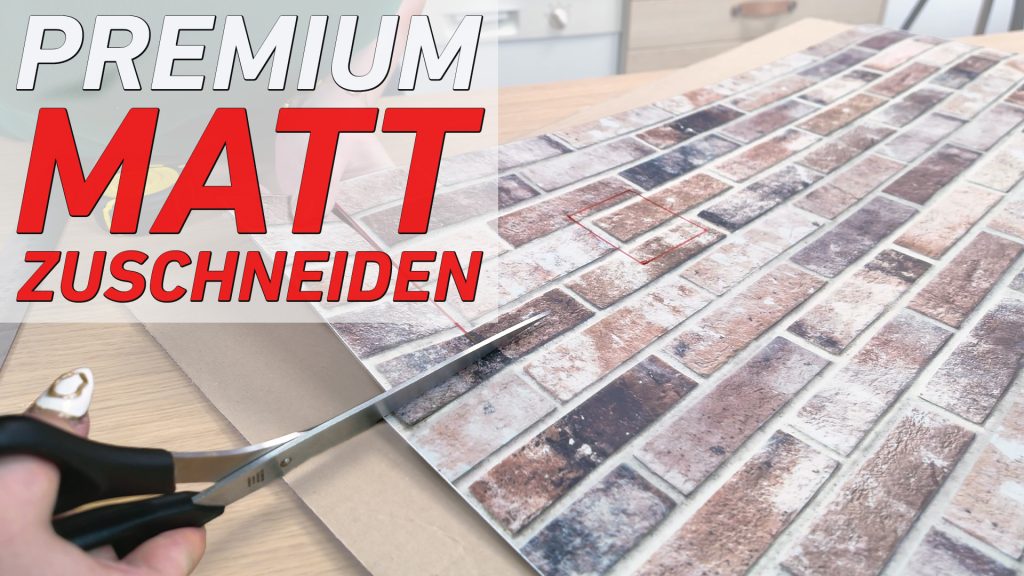 Selbstklebende matte Premium Küchenrückwand mit Schere schneiden