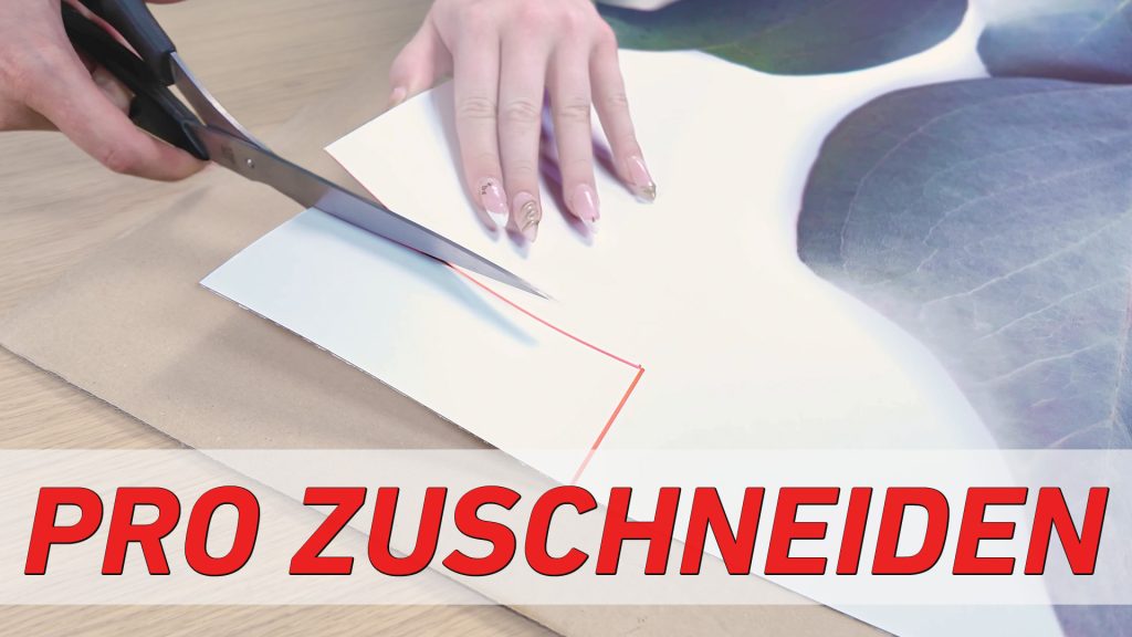 Selbstklebende matte Pro Küchenrückwand mit Schere schneiden