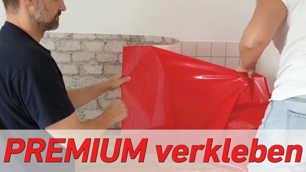 Zwei Personen kleben eine PREMIUM küchenrückwand an Fliesen