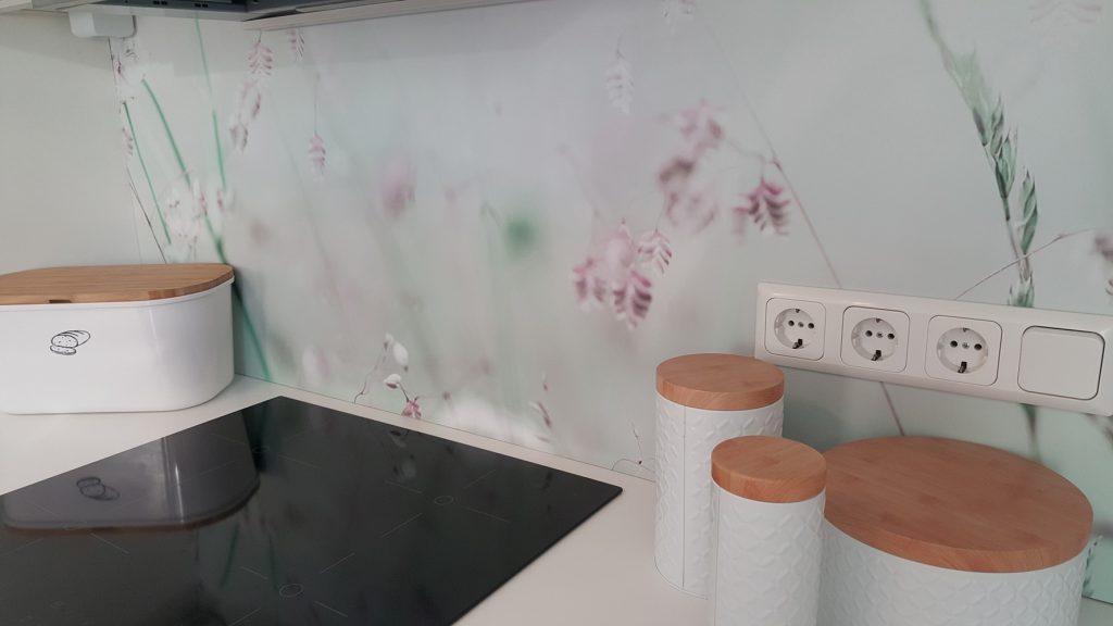 Fliesenspiegel im Detail ganz nah nach der Verklebung von Küchenrückwand PRO WILDBLUMENWIESE ohne Fugen