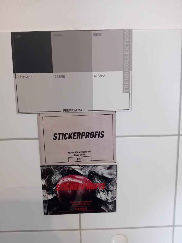 Rückwand Materialmuster Paket überdeckt Fugen von Fliesen