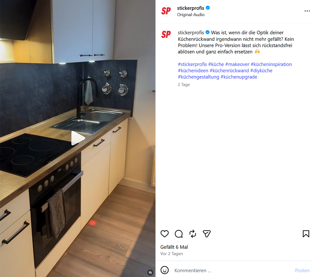 Instagrambeitrag: moderne Küchenzeile mit schwarzem Kochfeld, Edelstahlspüle und hellen Schrankfronten vor schwarzer Küchenrückwand