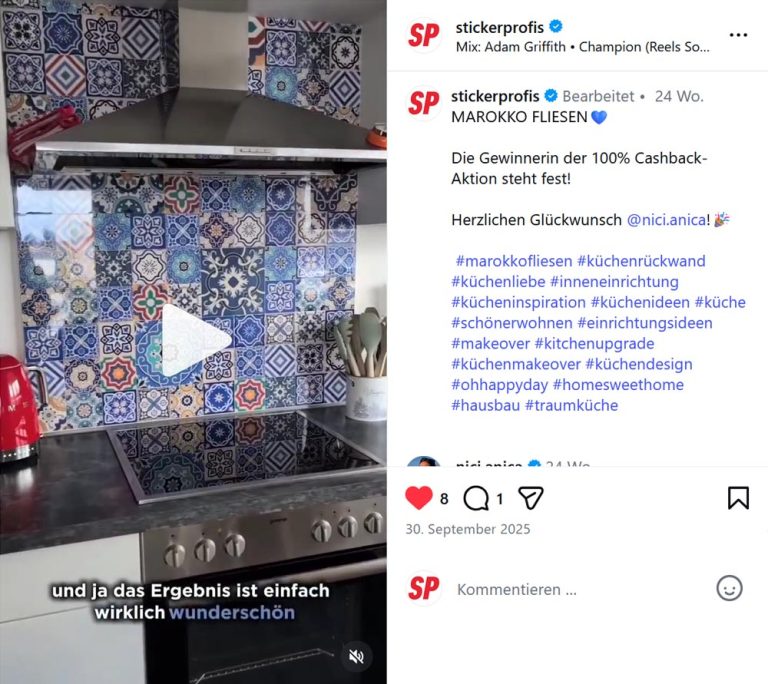 Instagram-Beitrag: Küchenrückwand mit bunten marokkanisch inspirierten Fliesen über einem Herd mit Edelstahl-Dunstabzugshaube und Kochutensilien auf der Arbeitsplatte